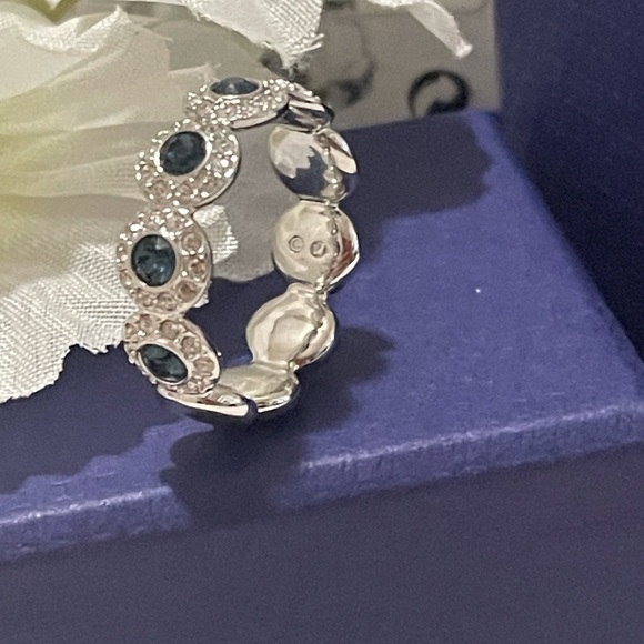 💍🦢 Authentic Swarovski Angelic Band Ring - Picture 4 of 9